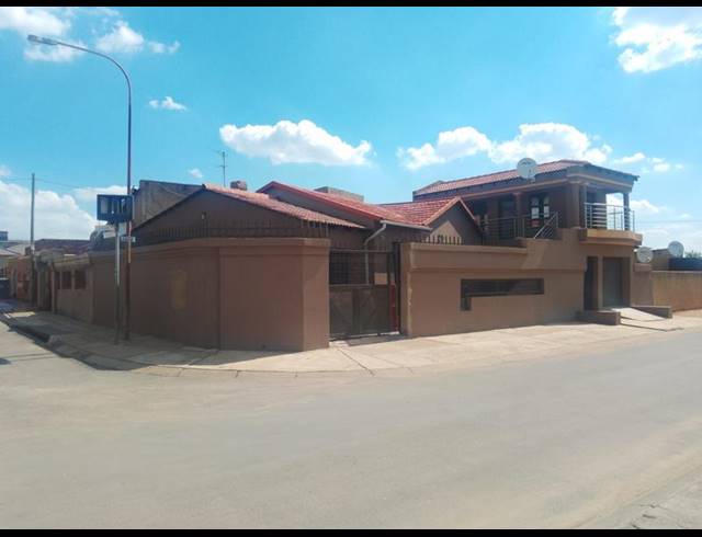 3 BEDROOM HOUSE FOR SALE IN DIEPKLOOF ZONE 4